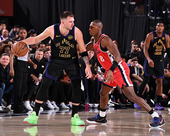 湖人后卫线__湖人后面的比赛