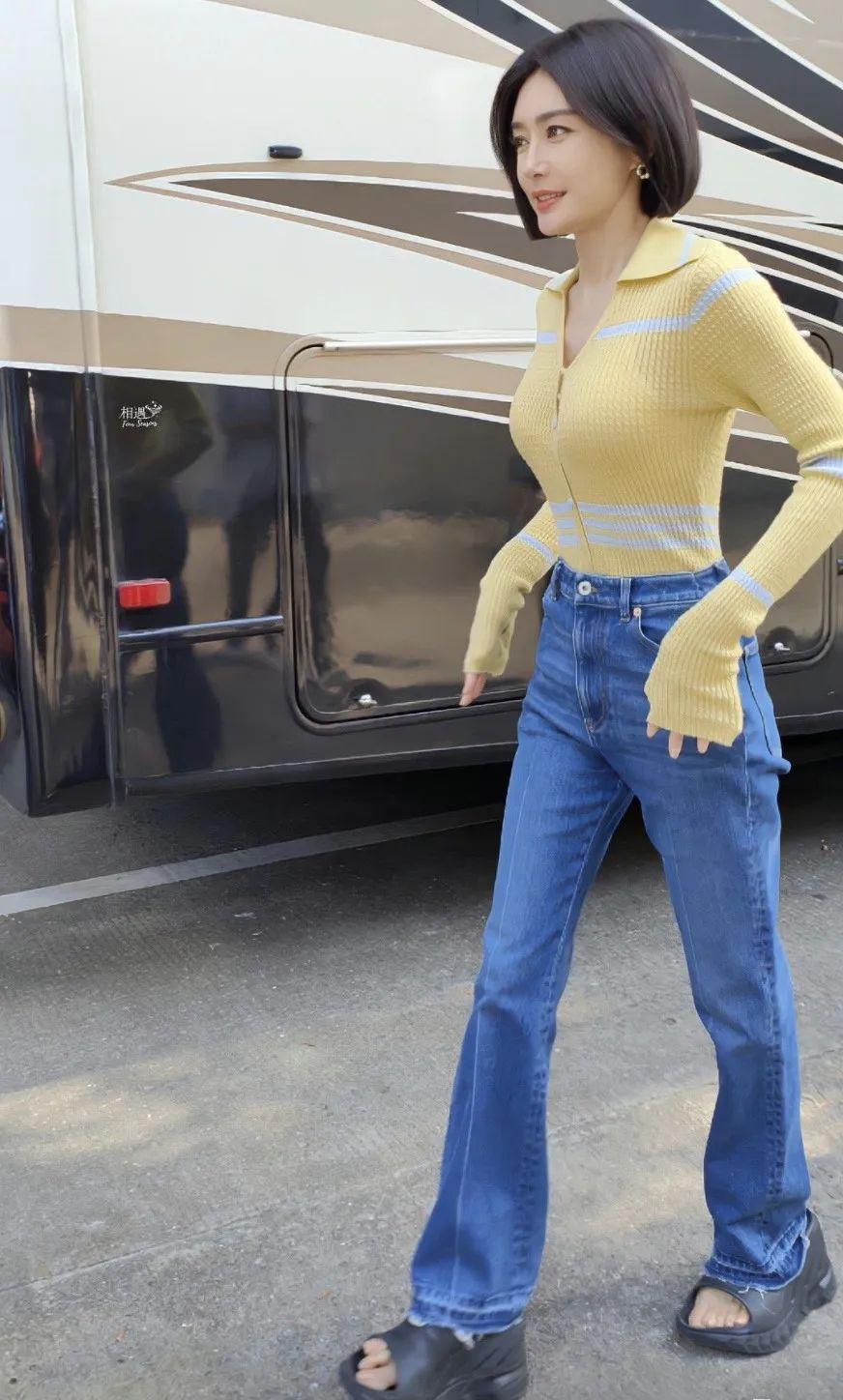 没分手？魏大勋乘坐秦岚座驾夜宿女友香闺，开密码锁驾轻就熟__没分手？魏大勋乘坐秦岚座驾夜宿女友香闺，开密码锁驾轻就熟