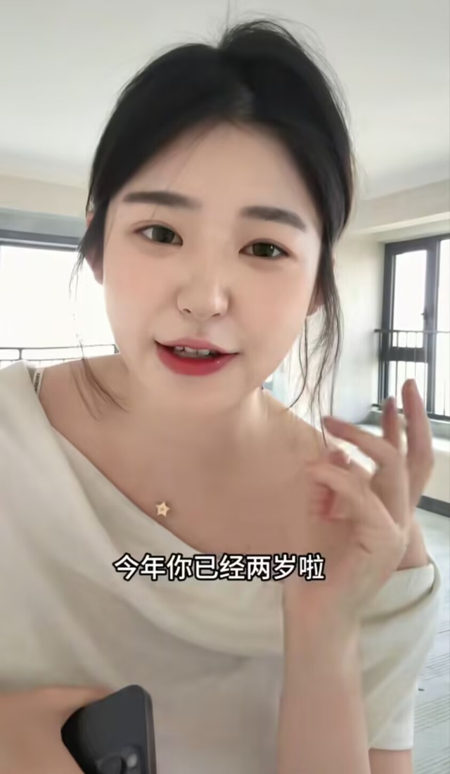 _王思聪私生女迎2岁生日，孩子妈豪送188平江景房，闪闪地包天明显_王思聪私生女迎2岁生日，孩子妈豪送188平江景房，闪闪地包天明显