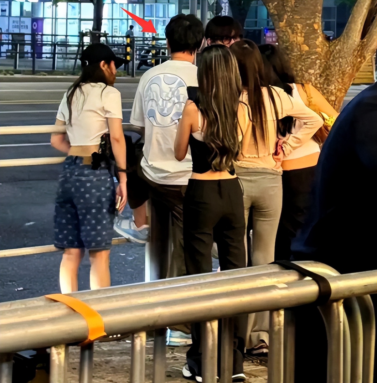 王思聪私生女迎2岁生日，孩子妈豪送188平江景房，闪闪地包天明显_王思聪私生女迎2岁生日，孩子妈豪送188平江景房，闪闪地包天明显_