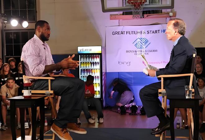 篮球人物詹姆斯三__詹姆斯三件球衣