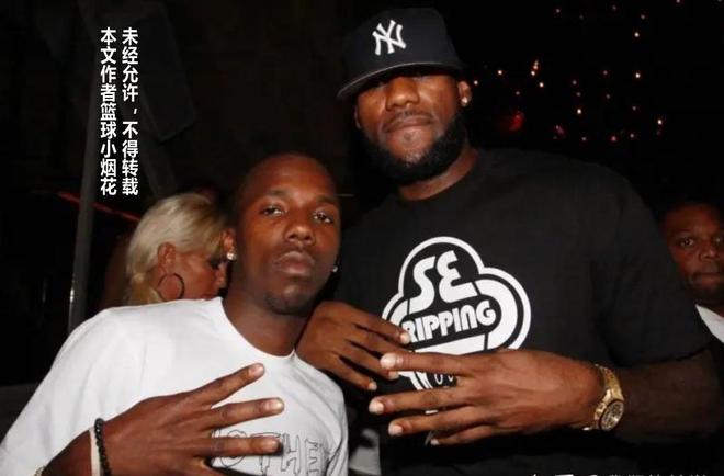 詹姆斯三件球衣_篮球人物詹姆斯三_