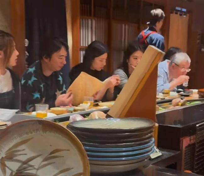 懒懒下岗？王思聪撇小15岁女友约仨妹子东京吃烤肉，人均消费1400_懒懒下岗？王思聪撇小15岁女友约仨妹子东京吃烤肉，人均消费1400_