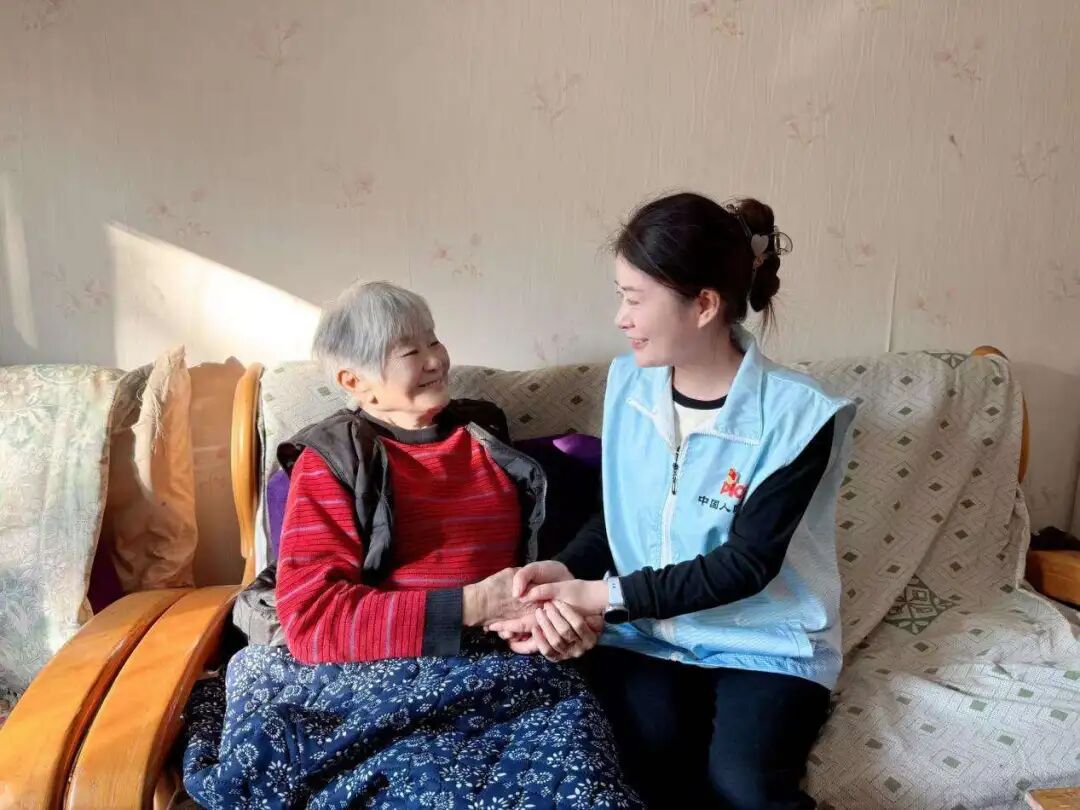 在新疆昌吉,人保健康长期护理保险点亮老人的晚年生活