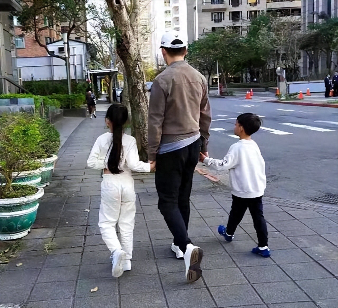 马筱梅陪继女买泡泡玛特，小玥儿面容清秀，侧颜像极了母亲大S__马筱梅陪继女买泡泡玛特，小玥儿面容清秀，侧颜像极了母亲大S