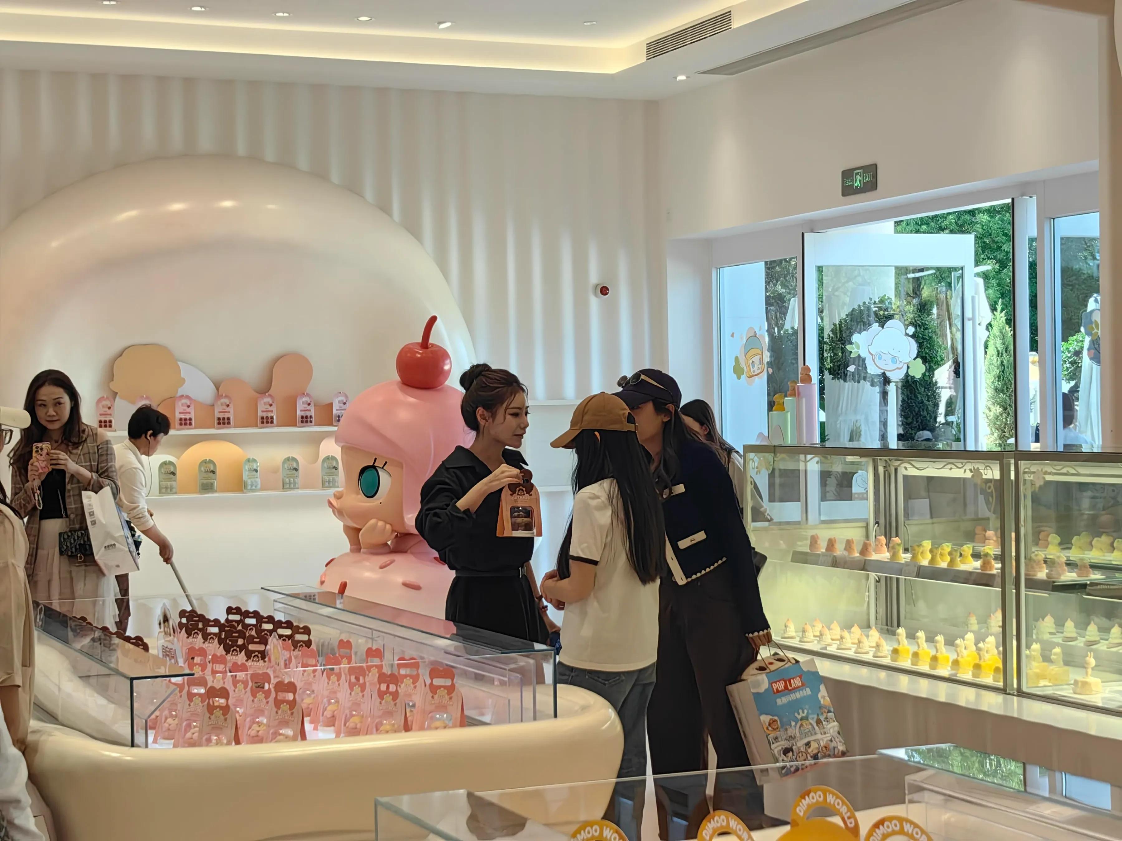 马筱梅陪继女买泡泡玛特，小玥儿面容清秀，侧颜像极了母亲大S__马筱梅陪继女买泡泡玛特，小玥儿面容清秀，侧颜像极了母亲大S