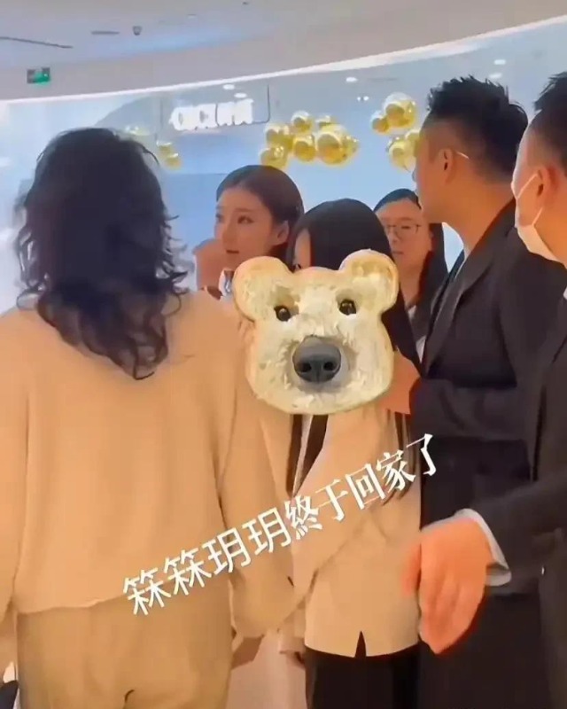 马筱梅陪继女买泡泡玛特，小玥儿面容清秀，侧颜像极了母亲大S__马筱梅陪继女买泡泡玛特，小玥儿面容清秀，侧颜像极了母亲大S