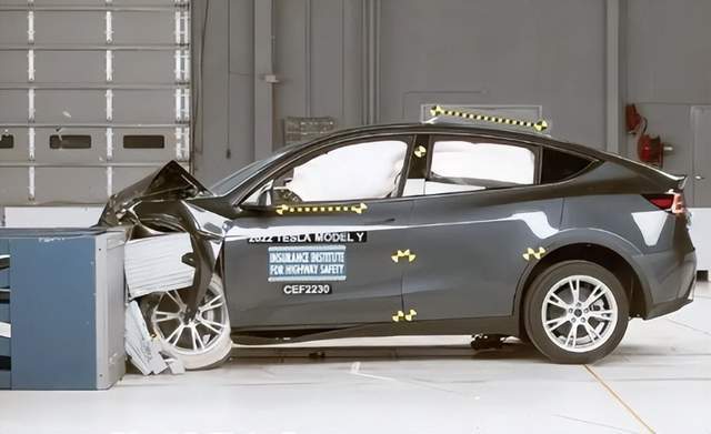 3吨电车成为道路的重大安全隐患，炮弹飞车，害人害己_3吨电车成为道路的重大安全隐患，炮弹飞车，害人害己_