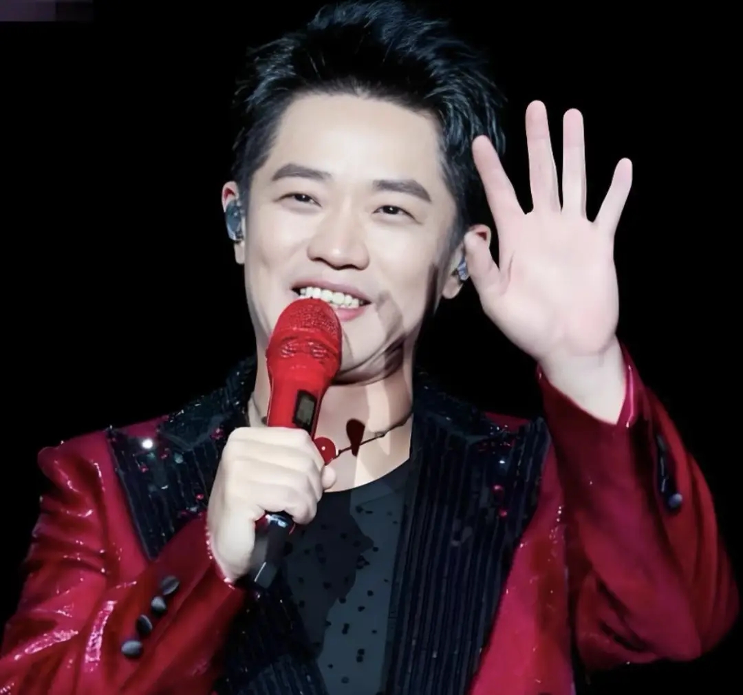 曾毅被"封杀"7个月后,凤凰传奇再度复出,玲花找的靠山没人敢动__曾毅被"封杀"7个月后,凤凰传奇再度复出,玲花找的靠山没人敢动