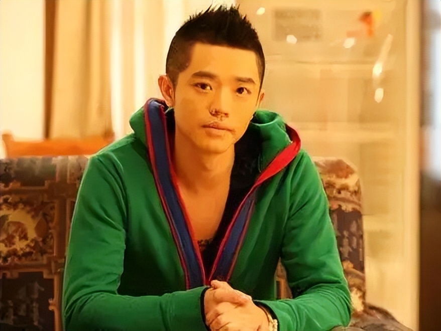 _曾毅被"封杀"7个月后,凤凰传奇再度复出,玲花找的靠山没人敢动_曾毅被"封杀"7个月后,凤凰传奇再度复出,玲花找的靠山没人敢动