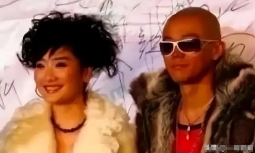 曾毅被"封杀"7个月后,凤凰传奇再度复出,玲花找的靠山没人敢动__曾毅被"封杀"7个月后,凤凰传奇再度复出,玲花找的靠山没人敢动