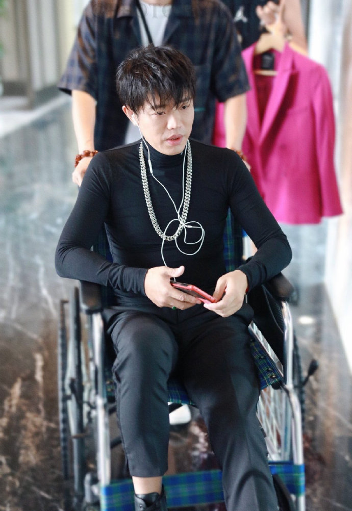 _曾毅被"封杀"7个月后,凤凰传奇再度复出,玲花找的靠山没人敢动_曾毅被"封杀"7个月后,凤凰传奇再度复出,玲花找的靠山没人敢动