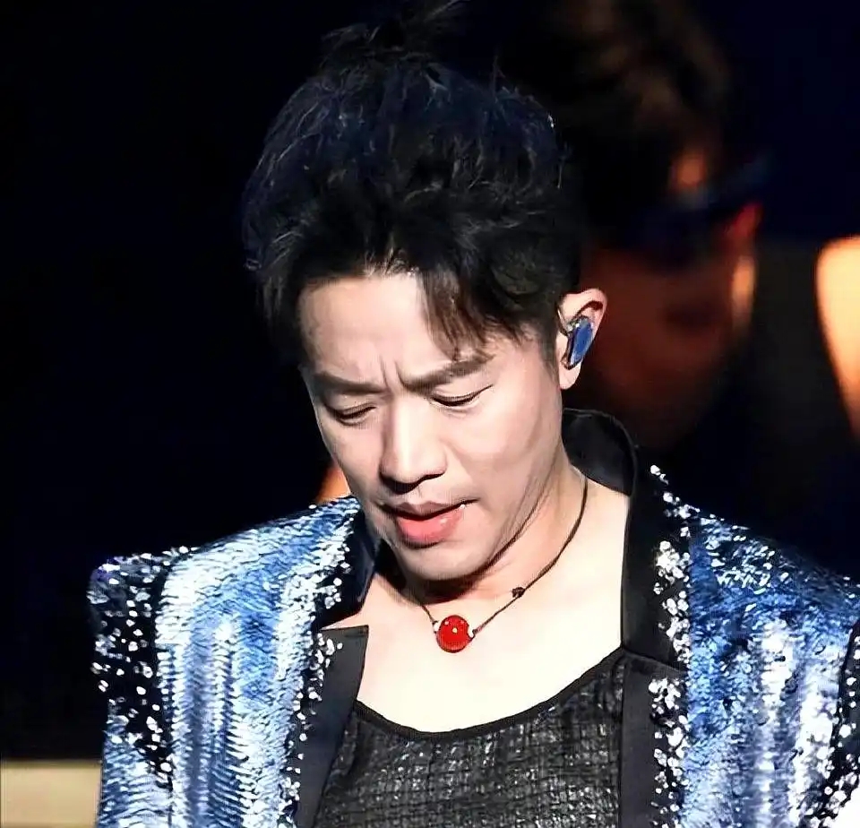 曾毅被"封杀"7个月后,凤凰传奇再度复出,玲花找的靠山没人敢动__曾毅被"封杀"7个月后,凤凰传奇再度复出,玲花找的靠山没人敢动