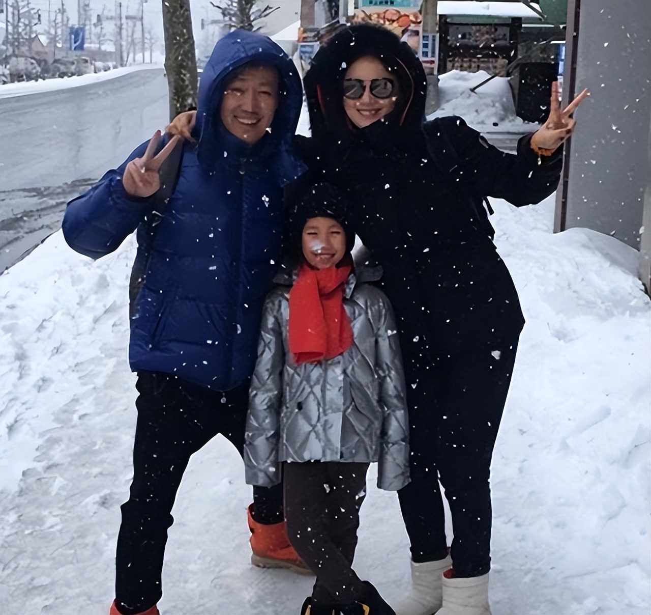 突发!51岁朱媛媛患癌病逝,辛柏青发讣告哀悼亡妻,女儿还未成年_突发!51岁朱媛媛患癌病逝,辛柏青发讣告哀悼亡妻,女儿还未成年_