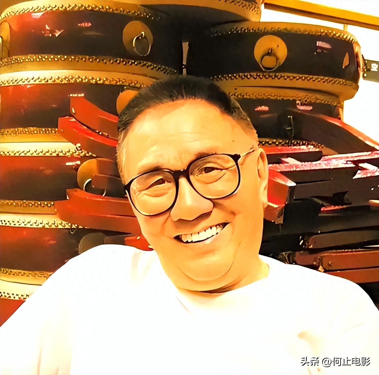 黄霑:抛弃怀孕妻子又被新欢背刺,一生低俗又贪杯,却令后世膜拜__黄霑:抛弃怀孕妻子又被新欢背刺,一生低俗又贪杯,却令后世膜拜