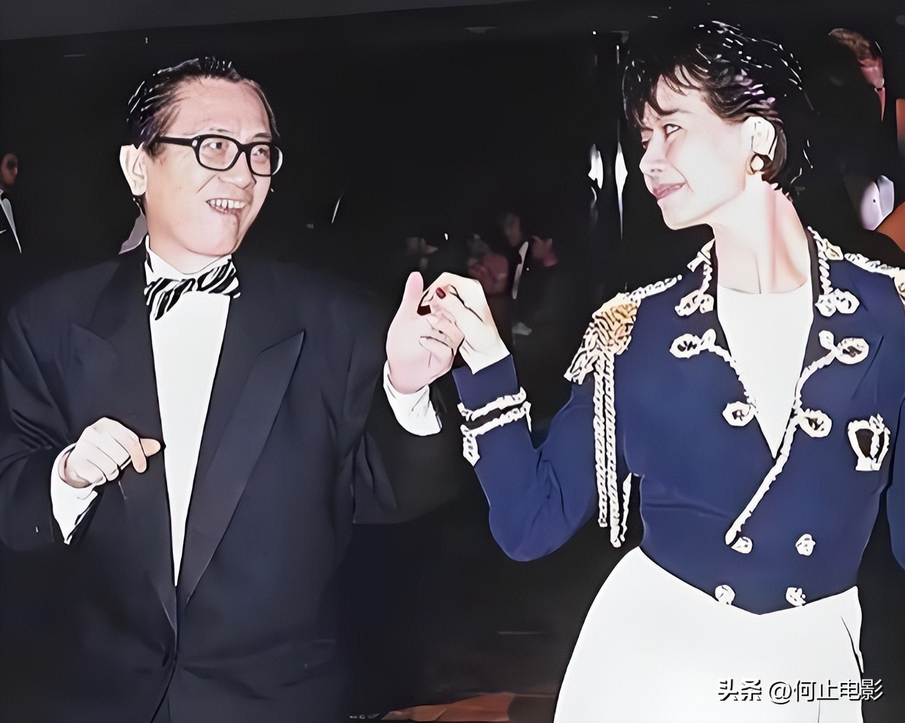 黄霑:抛弃怀孕妻子又被新欢背刺,一生低俗又贪杯,却令后世膜拜__黄霑:抛弃怀孕妻子又被新欢背刺,一生低俗又贪杯,却令后世膜拜