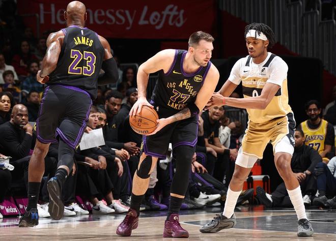 新时代得分王诞生！东契奇37+三双刷7纪录怒吼释放湖蜜：全球最强__新时代得分王诞生！东契奇37+三双刷7纪录怒吼释放湖蜜：全球最强