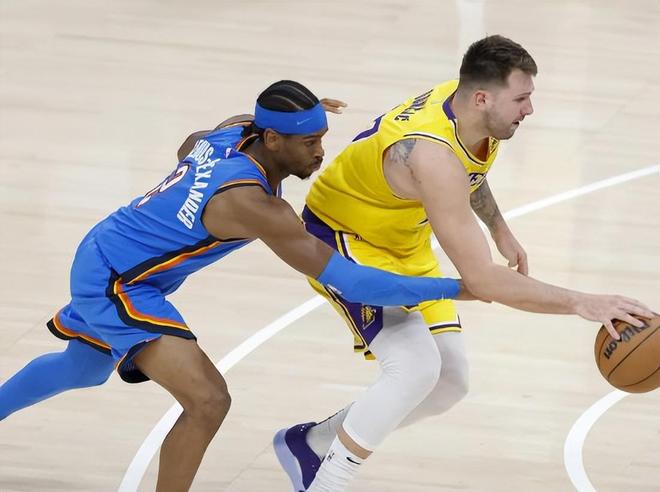 爆冷3分惜败!又12分惨败,联盟第一轰然倒下,总冠军又有悬念了_爆冷3分惜败!又12分惨败,联盟第一轰然倒下,总冠军又有悬念了_