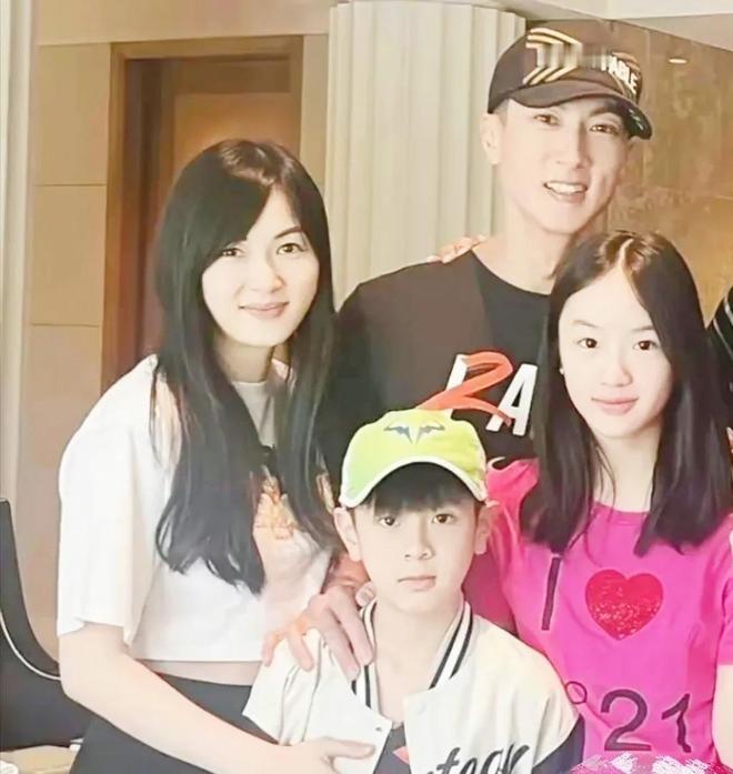 _吴尊女儿发育太猛!身材凹凸曼妙惹人羡慕,如今已成父亲的骄傲_吴尊女儿发育太猛!身材凹凸曼妙惹人羡慕,如今已成父亲的骄傲