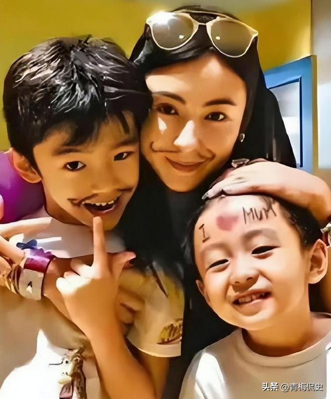 张柏芝带小儿子现身机场！戴大金镯很阔气，小儿子背影很乖巧_张柏芝带小儿子现身机场！戴大金镯很阔气，小儿子背影很乖巧_