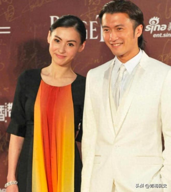 张柏芝带小儿子现身机场!戴大金镯很阔气,小儿子背影很乖巧__张柏芝带小儿子现身机场!戴大金镯很阔气,小儿子背影很乖巧