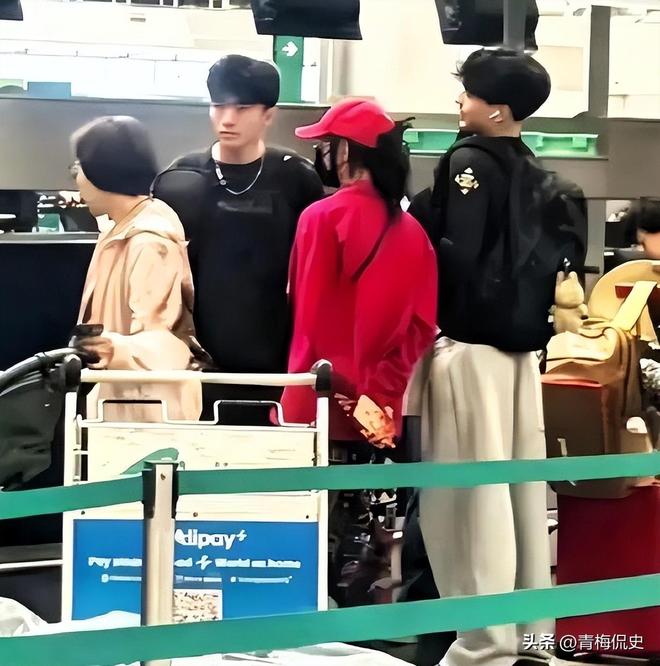 张柏芝带小儿子现身机场!戴大金镯很阔气,小儿子背影很乖巧_张柏芝带小儿子现身机场!戴大金镯很阔气,小儿子背影很乖巧_