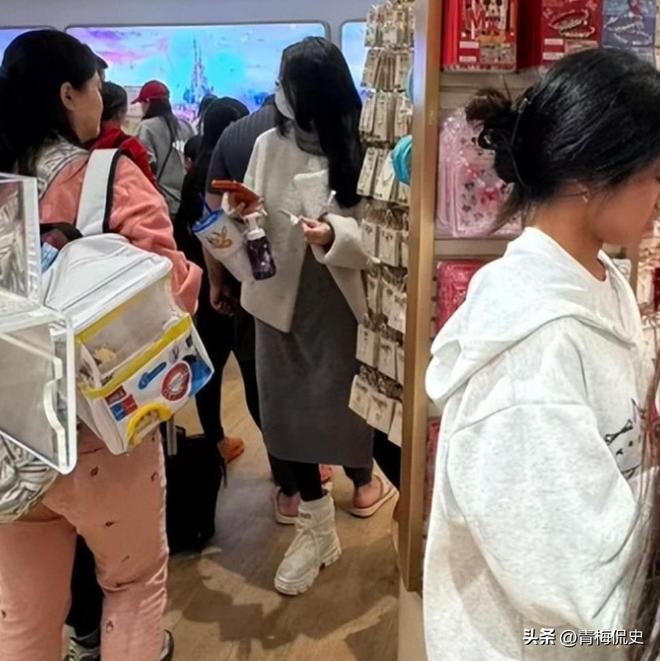 _张柏芝带小儿子现身机场!戴大金镯很阔气,小儿子背影很乖巧_张柏芝带小儿子现身机场!戴大金镯很阔气,小儿子背影很乖巧