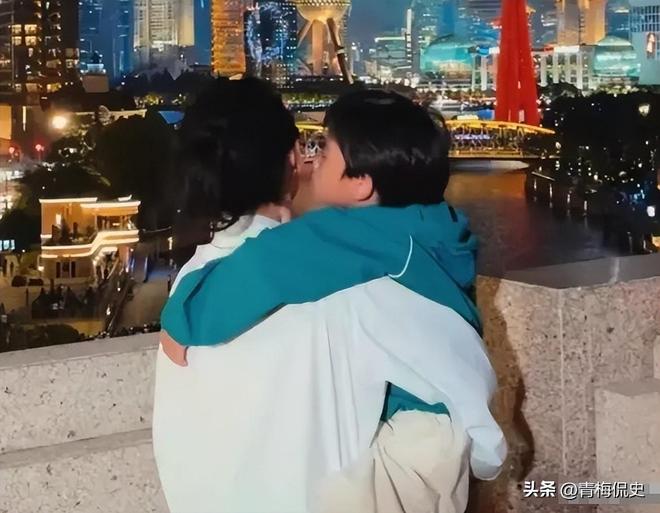 张柏芝带小儿子现身机场!戴大金镯很阔气,小儿子背影很乖巧__张柏芝带小儿子现身机场!戴大金镯很阔气,小儿子背影很乖巧