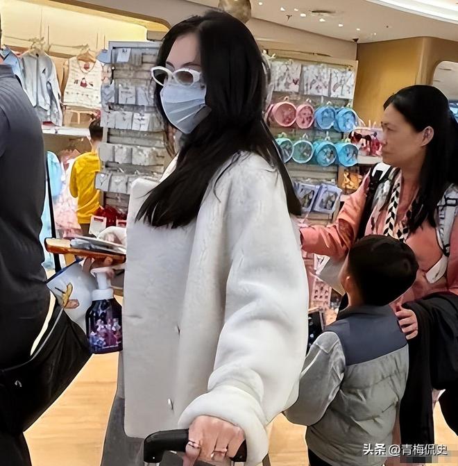 张柏芝带小儿子现身机场!戴大金镯很阔气,小儿子背影很乖巧__张柏芝带小儿子现身机场!戴大金镯很阔气,小儿子背影很乖巧