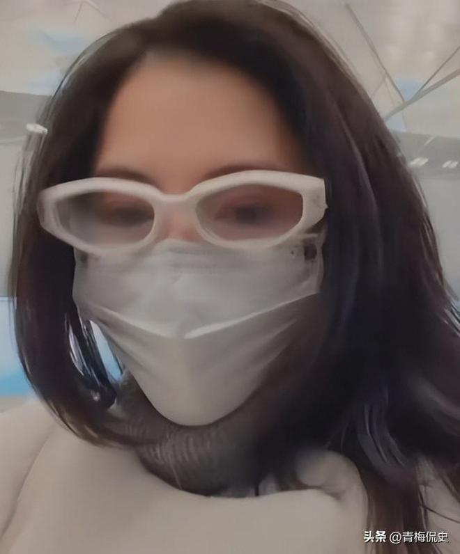 张柏芝带小儿子现身机场!戴大金镯很阔气,小儿子背影很乖巧__张柏芝带小儿子现身机场!戴大金镯很阔气,小儿子背影很乖巧