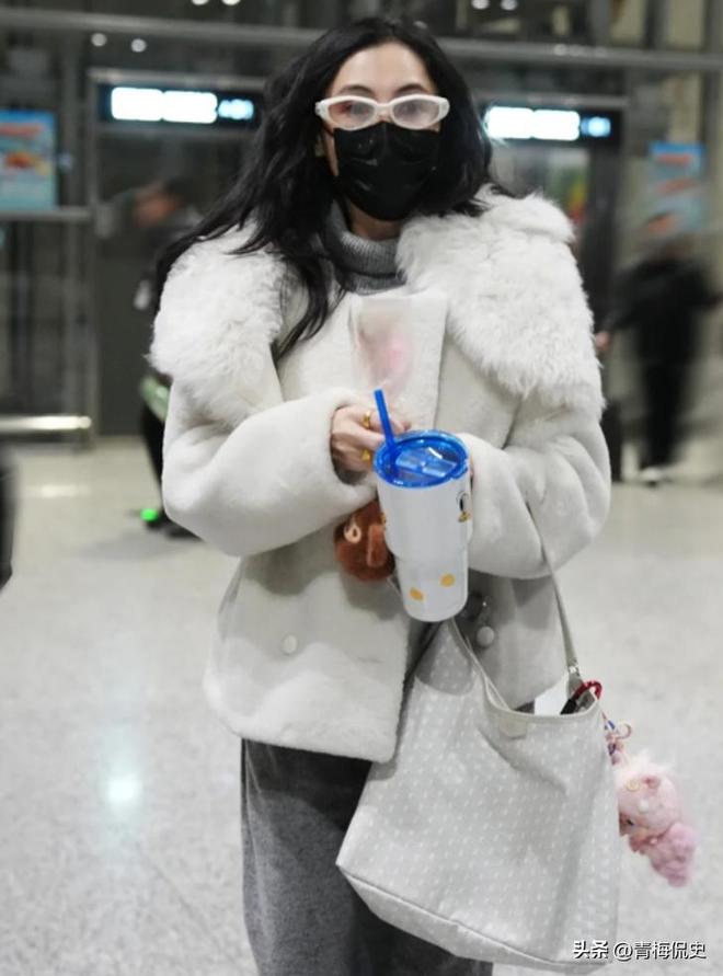 张柏芝带小儿子现身机场!戴大金镯很阔气,小儿子背影很乖巧__张柏芝带小儿子现身机场!戴大金镯很阔气,小儿子背影很乖巧