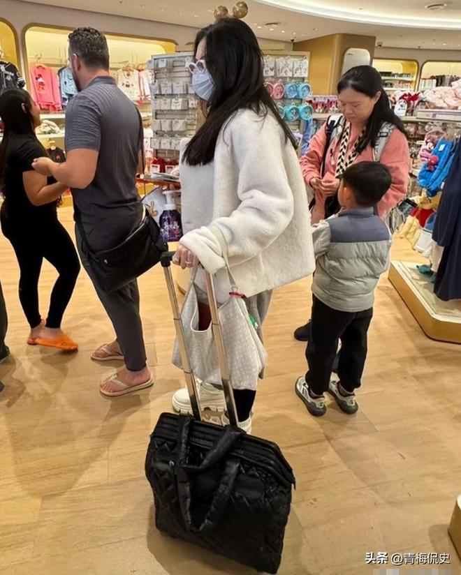 _张柏芝带小儿子现身机场!戴大金镯很阔气,小儿子背影很乖巧_张柏芝带小儿子现身机场!戴大金镯很阔气,小儿子背影很乖巧