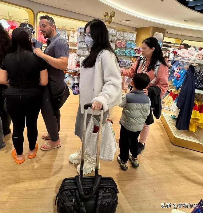 _张柏芝带小儿子现身机场!戴大金镯很阔气,小儿子背影很乖巧_张柏芝带小儿子现身机场!戴大金镯很阔气,小儿子背影很乖巧