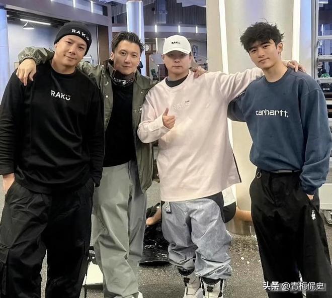 张柏芝带小儿子现身机场!戴大金镯很阔气,小儿子背影很乖巧_张柏芝带小儿子现身机场!戴大金镯很阔气,小儿子背影很乖巧_