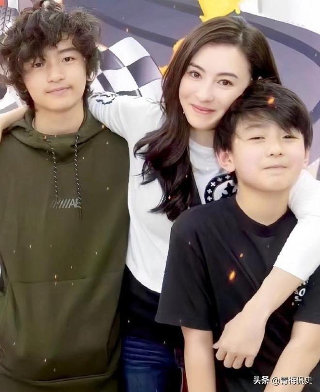 张柏芝带小儿子现身机场!戴大金镯很阔气,小儿子背影很乖巧__张柏芝带小儿子现身机场!戴大金镯很阔气,小儿子背影很乖巧