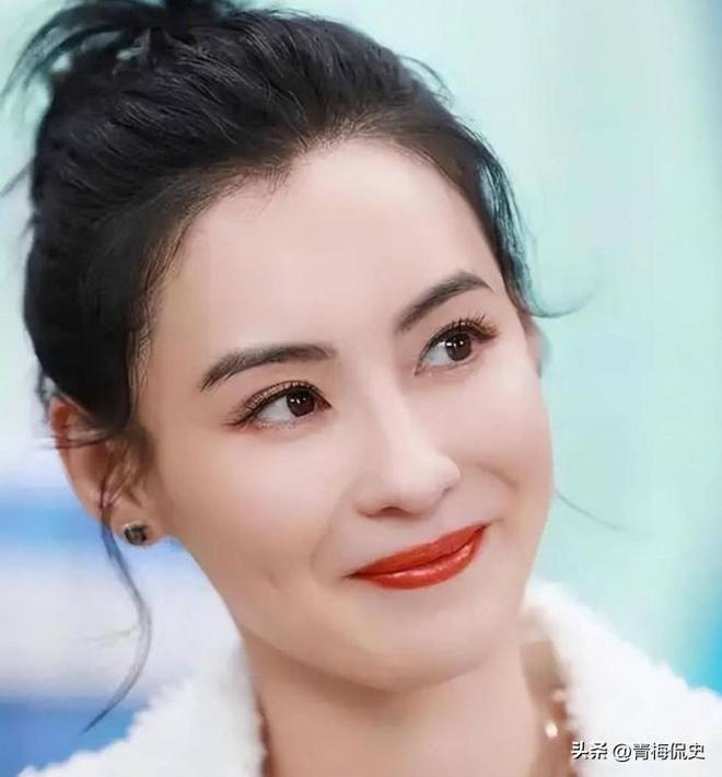 _张柏芝带小儿子现身机场!戴大金镯很阔气,小儿子背影很乖巧_张柏芝带小儿子现身机场!戴大金镯很阔气,小儿子背影很乖巧