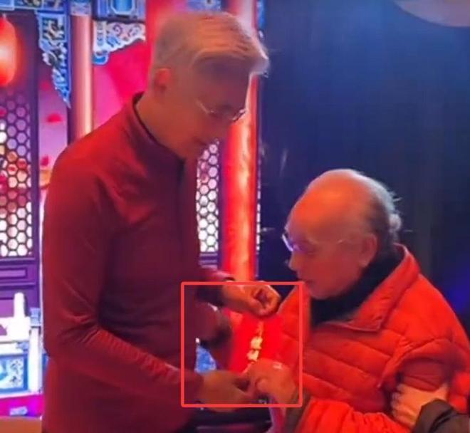 周润发衣服__周润发打扮