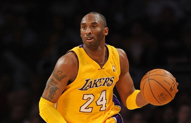 詹姆斯科比都是湖人队吗__科比观战湖人与詹姆斯拥抱