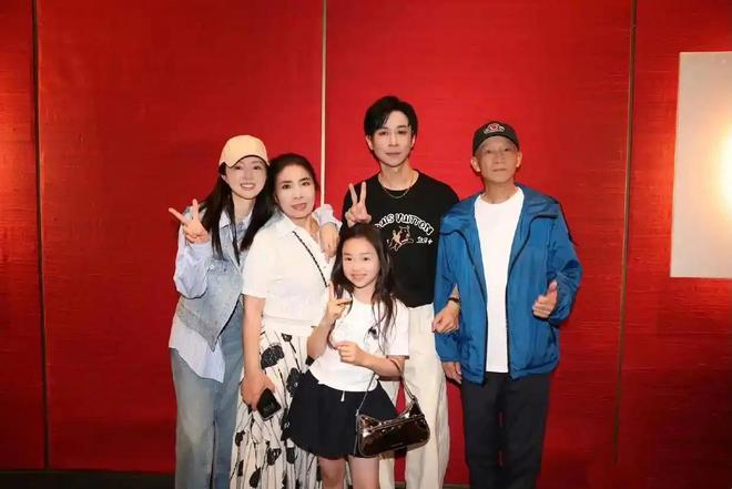 秘今日毛|主|席女儿罕见露面_李克勤娇妻罕见露面_