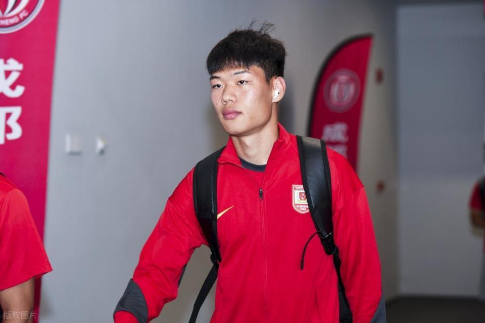 鲁能边后卫_山东鲁能中后卫_