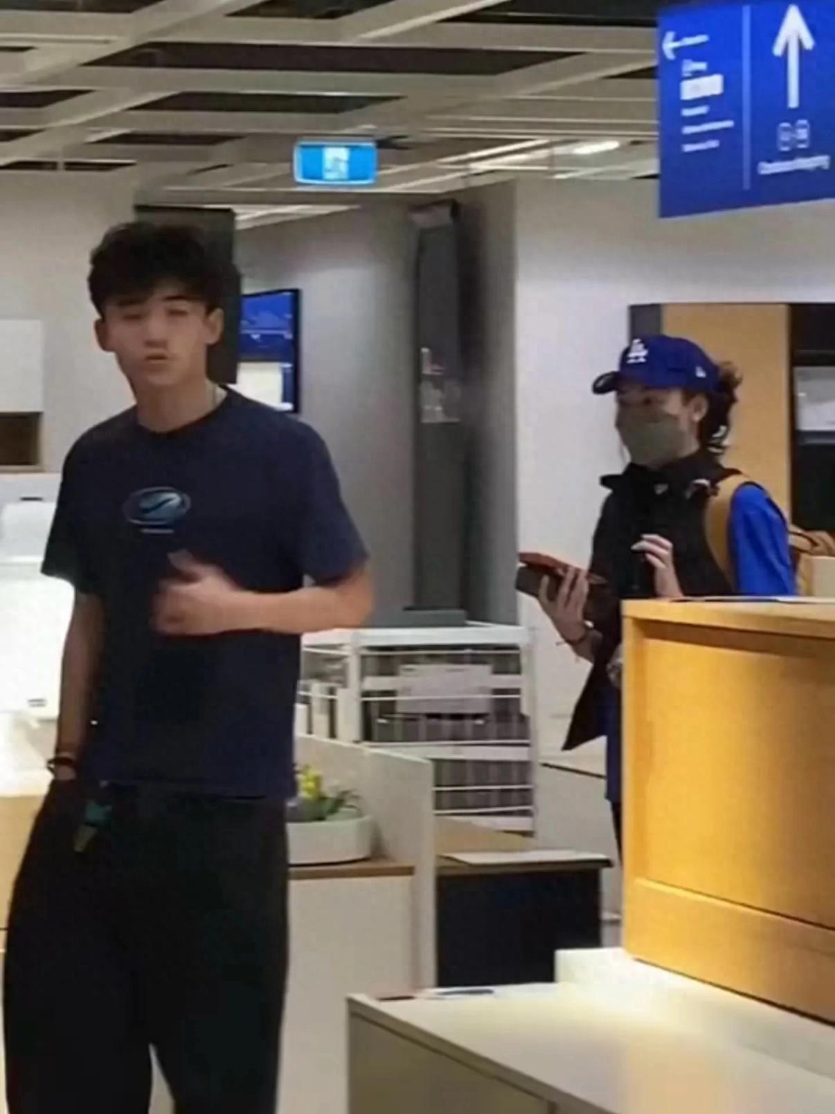 _张柏芝和大儿子逛澳洲宜家,Lucas高大帅气,随性松弛很像谢霆锋_张柏芝和大儿子逛澳洲宜家,Lucas高大帅气,随性松弛很像谢霆锋