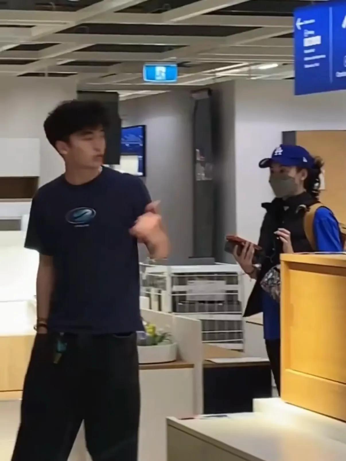 _张柏芝和大儿子逛澳洲宜家,Lucas高大帅气,随性松弛很像谢霆锋_张柏芝和大儿子逛澳洲宜家,Lucas高大帅气,随性松弛很像谢霆锋