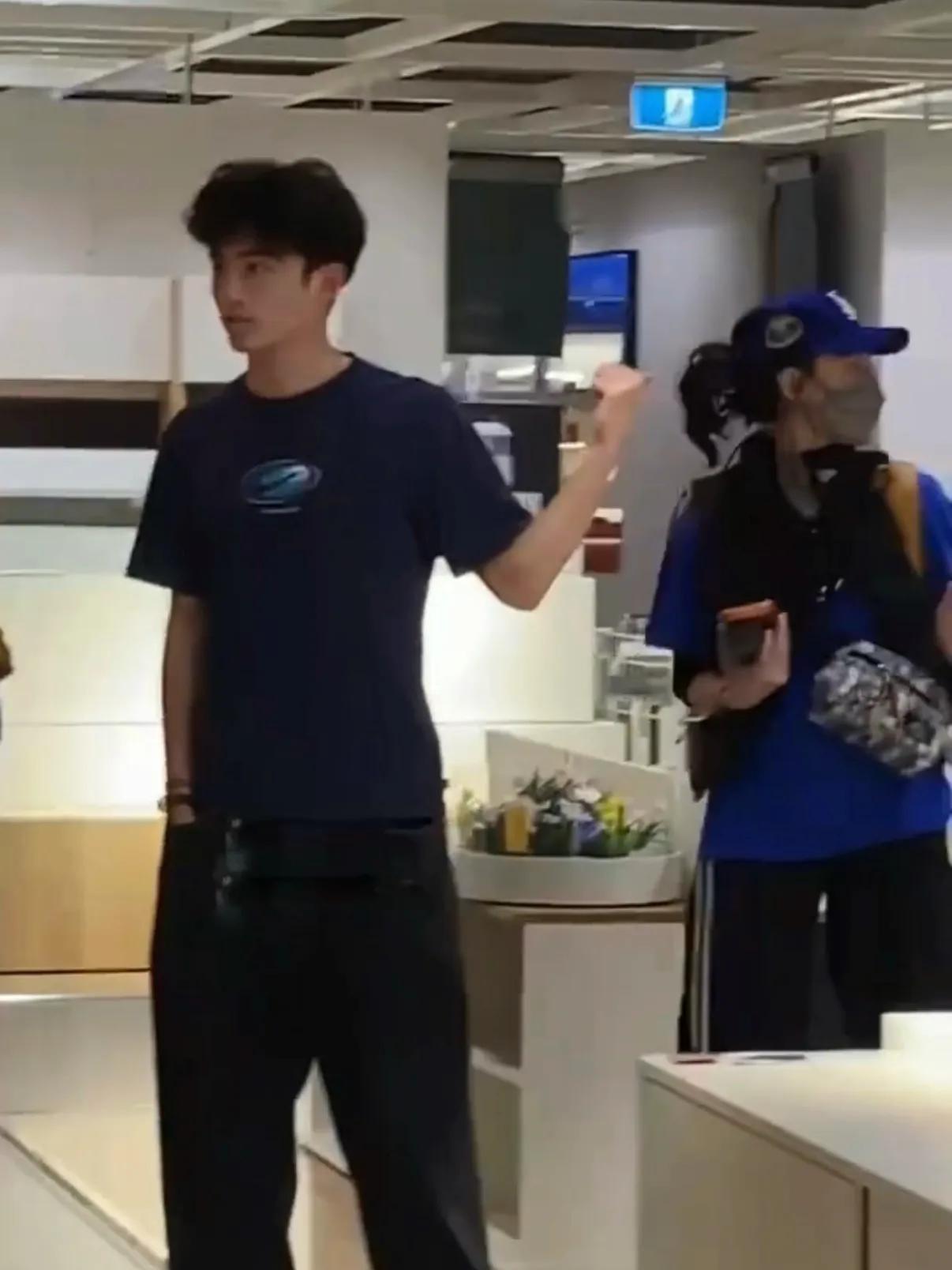 _张柏芝和大儿子逛澳洲宜家,Lucas高大帅气,随性松弛很像谢霆锋_张柏芝和大儿子逛澳洲宜家,Lucas高大帅气,随性松弛很像谢霆锋