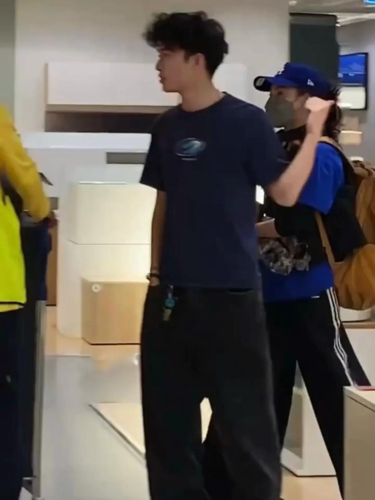 张柏芝和大儿子逛澳洲宜家,Lucas高大帅气,随性松弛很像谢霆锋_张柏芝和大儿子逛澳洲宜家,Lucas高大帅气,随性松弛很像谢霆锋_