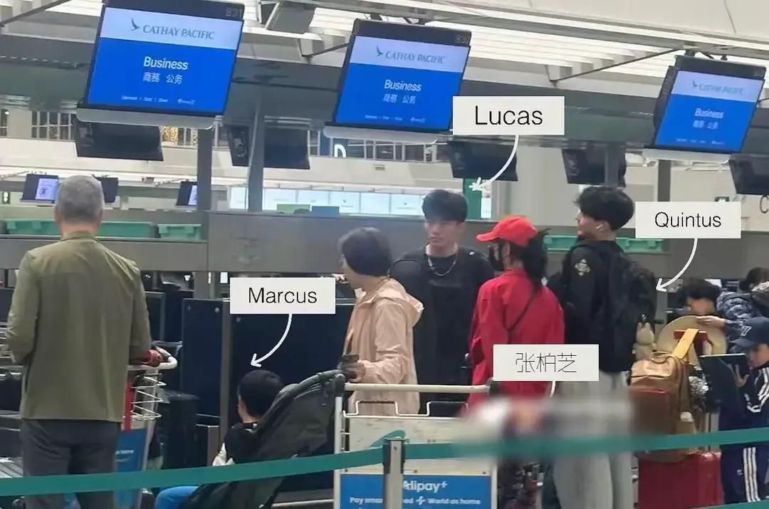 _张柏芝和大儿子逛澳洲宜家,Lucas高大帅气,随性松弛很像谢霆锋_张柏芝和大儿子逛澳洲宜家,Lucas高大帅气,随性松弛很像谢霆锋