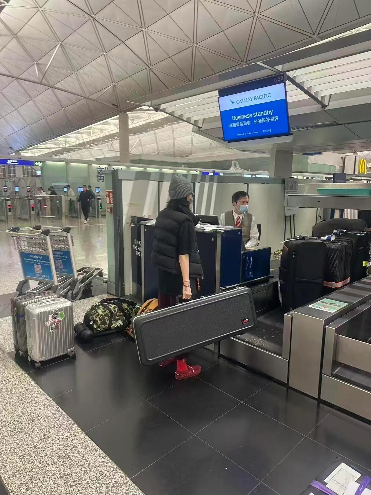 _张柏芝和大儿子逛澳洲宜家,Lucas高大帅气,随性松弛很像谢霆锋_张柏芝和大儿子逛澳洲宜家,Lucas高大帅气,随性松弛很像谢霆锋