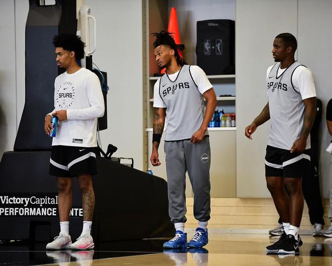 场均仅10+3+3,枯坐板凳席的他是水货榜眼?别着急!好戏还在后头_场均仅10+3+3,枯坐板凳席的他是水货榜眼?别着急!好戏还在后头_