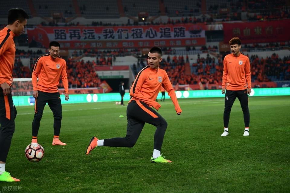 于根伟慌了？津门虎深陷降级泥潭，顾不上年轻化，又签两名老将__于根伟慌了？津门虎深陷降级泥潭，顾不上年轻化，又签两名老将