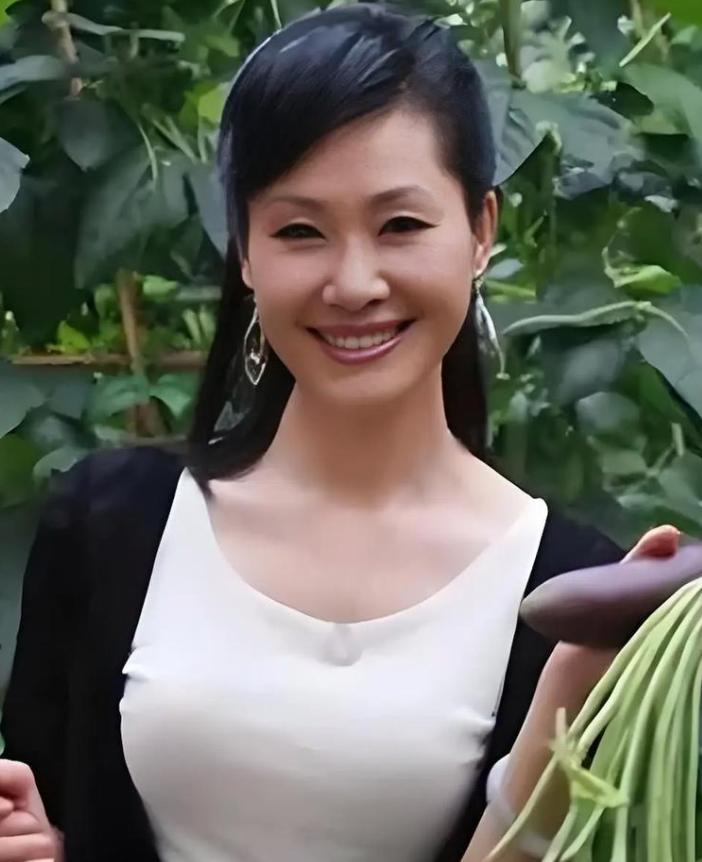 _59岁于文华现状：与丈夫住农村，穿着朴素赶大集，享受田园生活_59岁于文华现状：与丈夫住农村，穿着朴素赶大集，享受田园生活