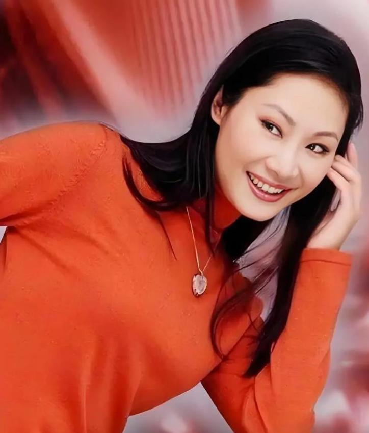 59岁于文华现状：与丈夫住农村，穿着朴素赶大集，享受田园生活_59岁于文华现状：与丈夫住农村，穿着朴素赶大集，享受田园生活_